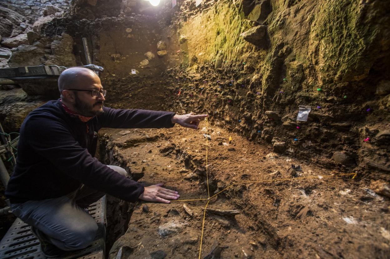 El prehistoriador José Manuel Maíllo señala, este lunes, el punto donde se encontró la muela. 