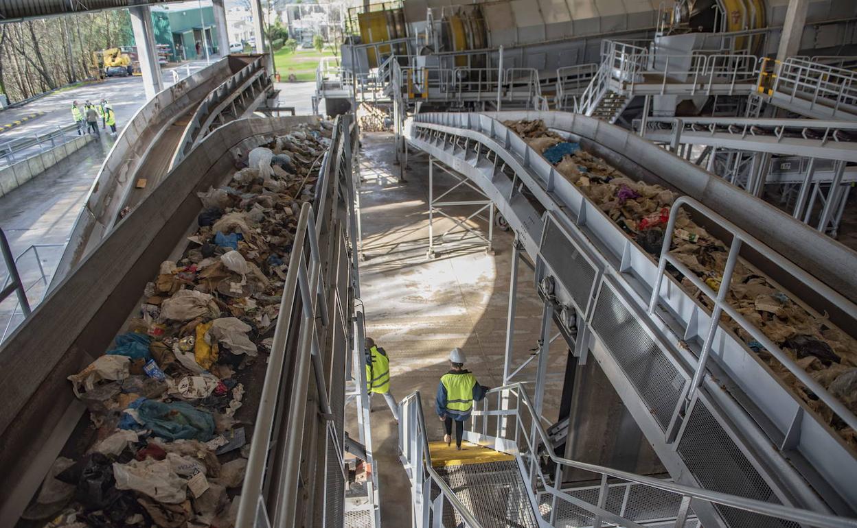 Archivada la causa contra 12 trabajadores del vertedero de Meruelo que vendieron joyas que encontraron en la en la basura