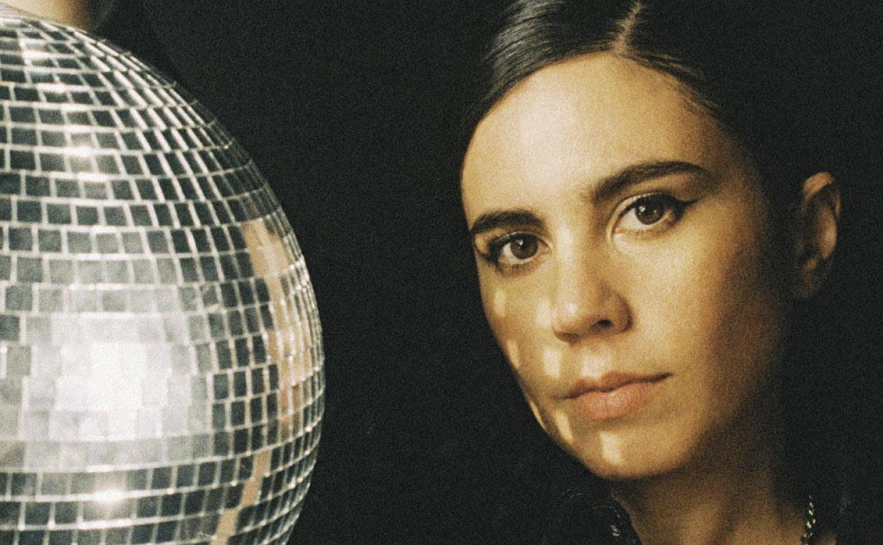 Javiera Mena presenta su 'Debilidad' en COLORS