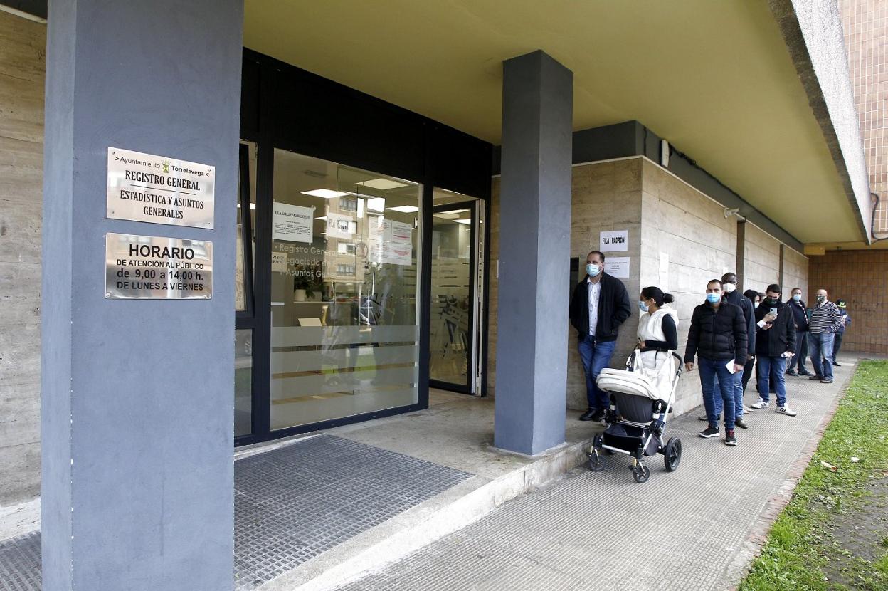 Un grupo de ciudadanos hace cola para realizar trámites en el Registro municipal. 