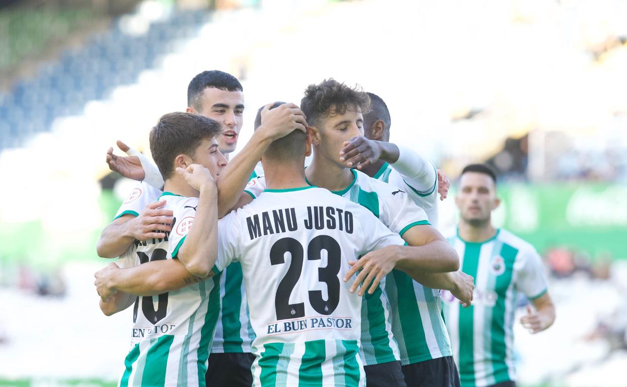 Los jugadores del Racing celebran el primer tanto del equipo verdiblanco