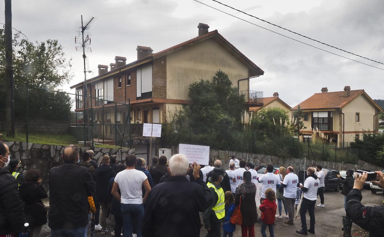 Manifestación ante de una de las viviendas ocupadas en Meruelo. 