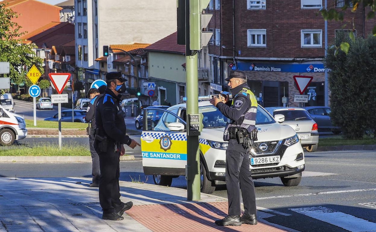 Agentes de la Policía Local en el lugar del atropello, esta mañana.