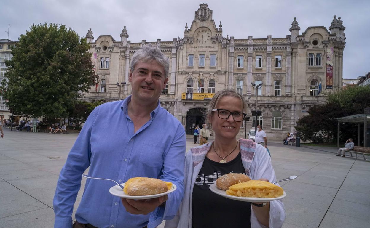 José Ramón y Marián Martínez Maza, propietarios del Grupo Quebec, en la plaza del Ayuntamiento de Santander.