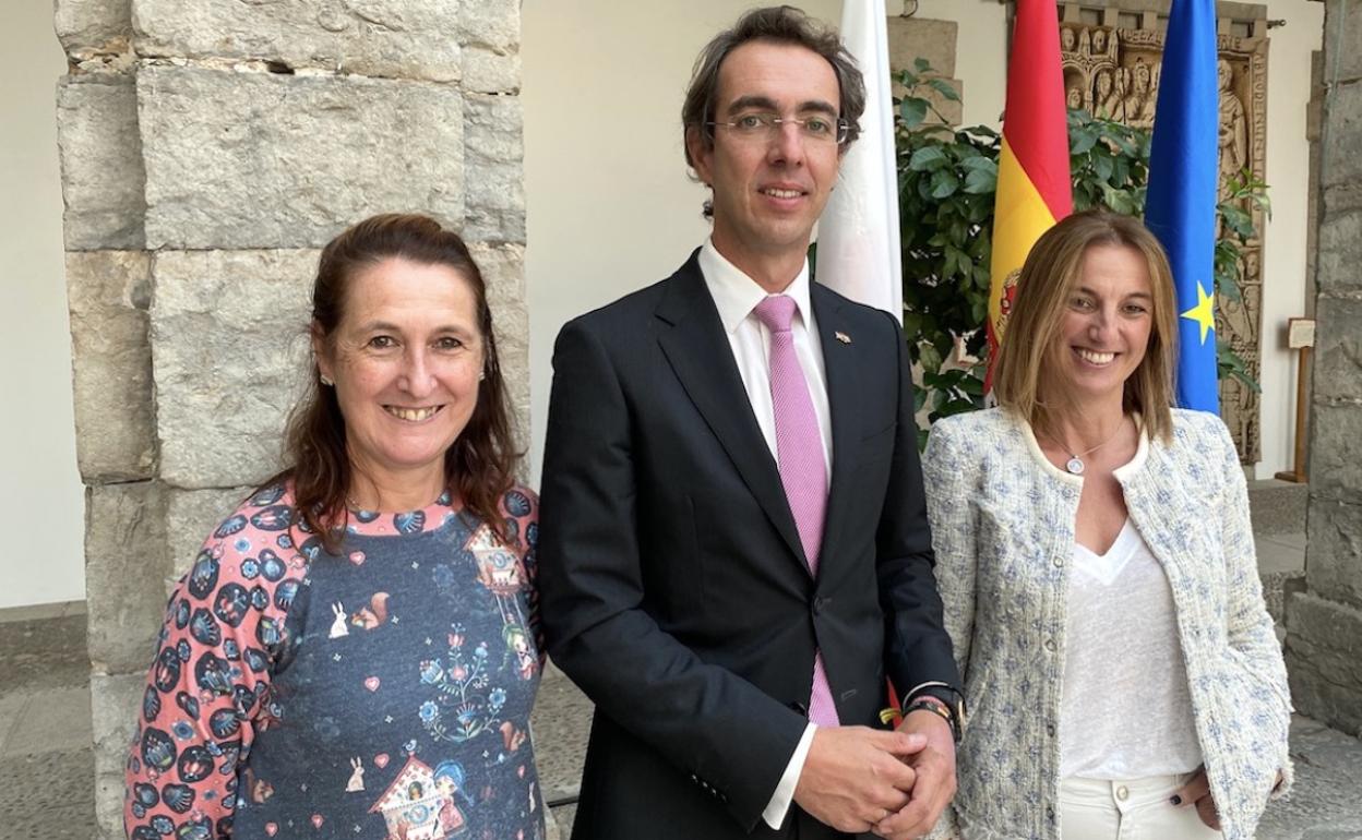 Lourdes Rodao, el diputado de Vox Armando Blanco y Silvia Gómez, en el Parlamento de Cantabria.