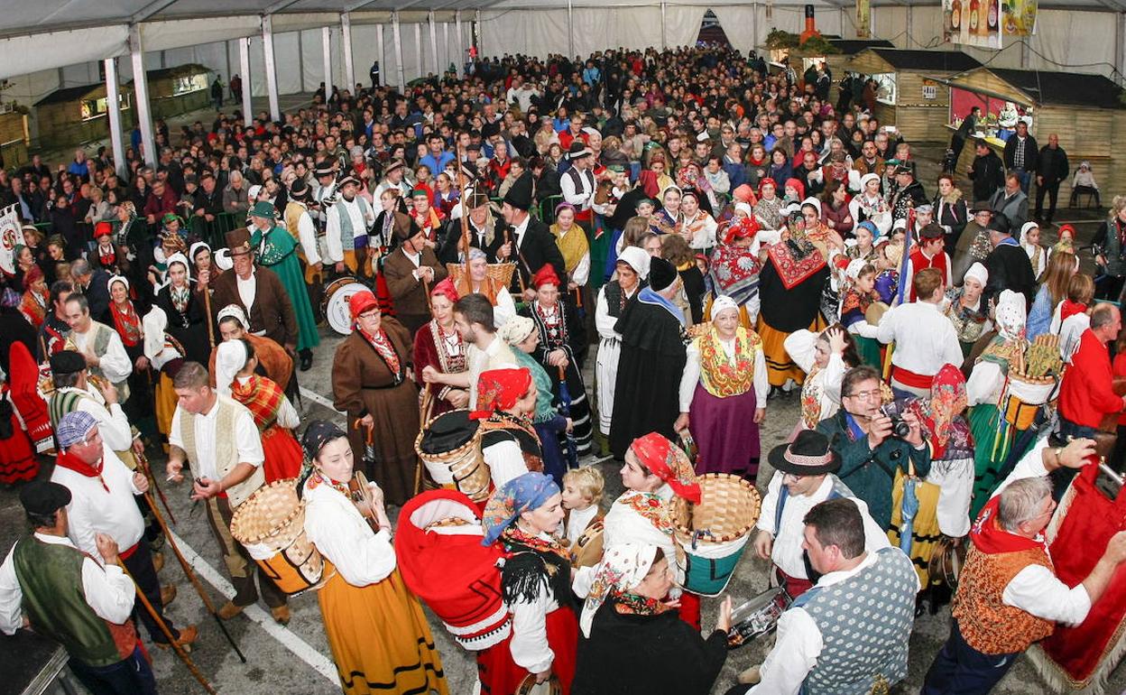 Imagen de archivo durante la Fiesta del Orujo de 2016. El público llenaba la carpa instalada en La Serna. para degustar los orujos.