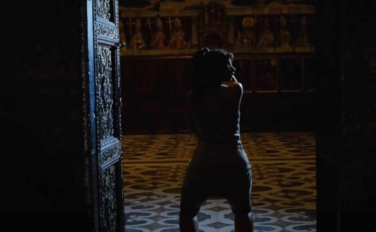 Una de las escenas del vídeo de C. Tangana, grabado en el interior de la catedral de Toledo.