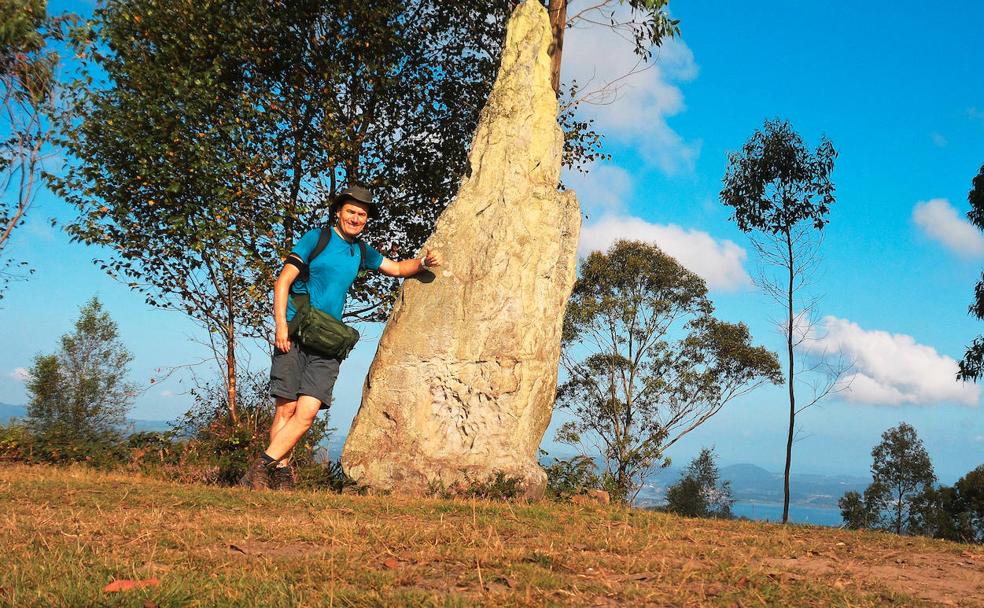 José Luis Alvarado en el menhir.