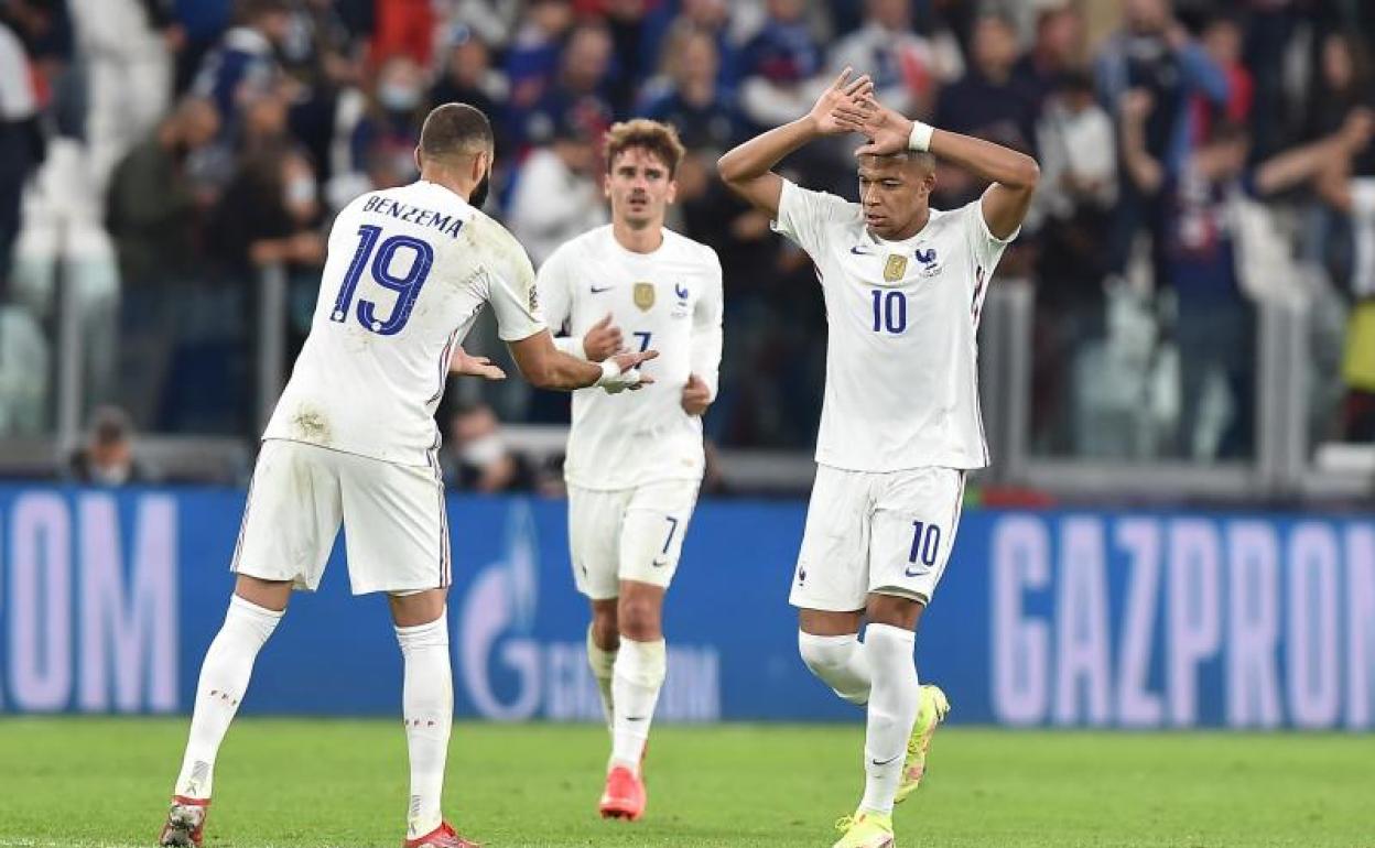 Benzema y Mbappé celebran, en presencia de Griezmann, uno de los goles de Francia ante Bélgica. 