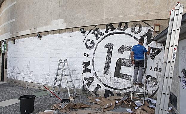 Imagen principal - El plante del Racing quedará tatuado en la piel de los Campos de Sport