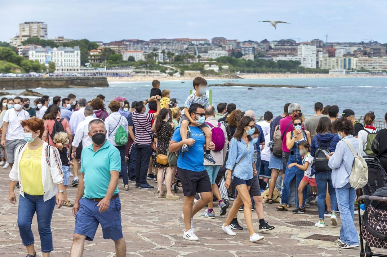 Decenas de turistas visitan la Península de la Magdalena, en Santander, en una imagen de archivo de este verano.