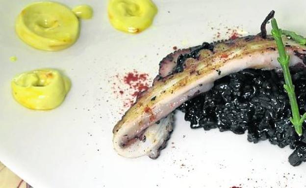 Imagen principal - Arriba, risotto negro de pulpo con crujiente de alga codium y ali-oli de azafrán. Abajo, vieira a la plancha con erizo y jamón, y tartar de tomate y carpaccio de gamba.