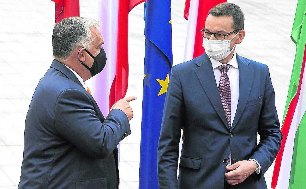 Orban y su homólogo polaco, Mateusz Morawiecki (derecha), en una cumbre internacional.