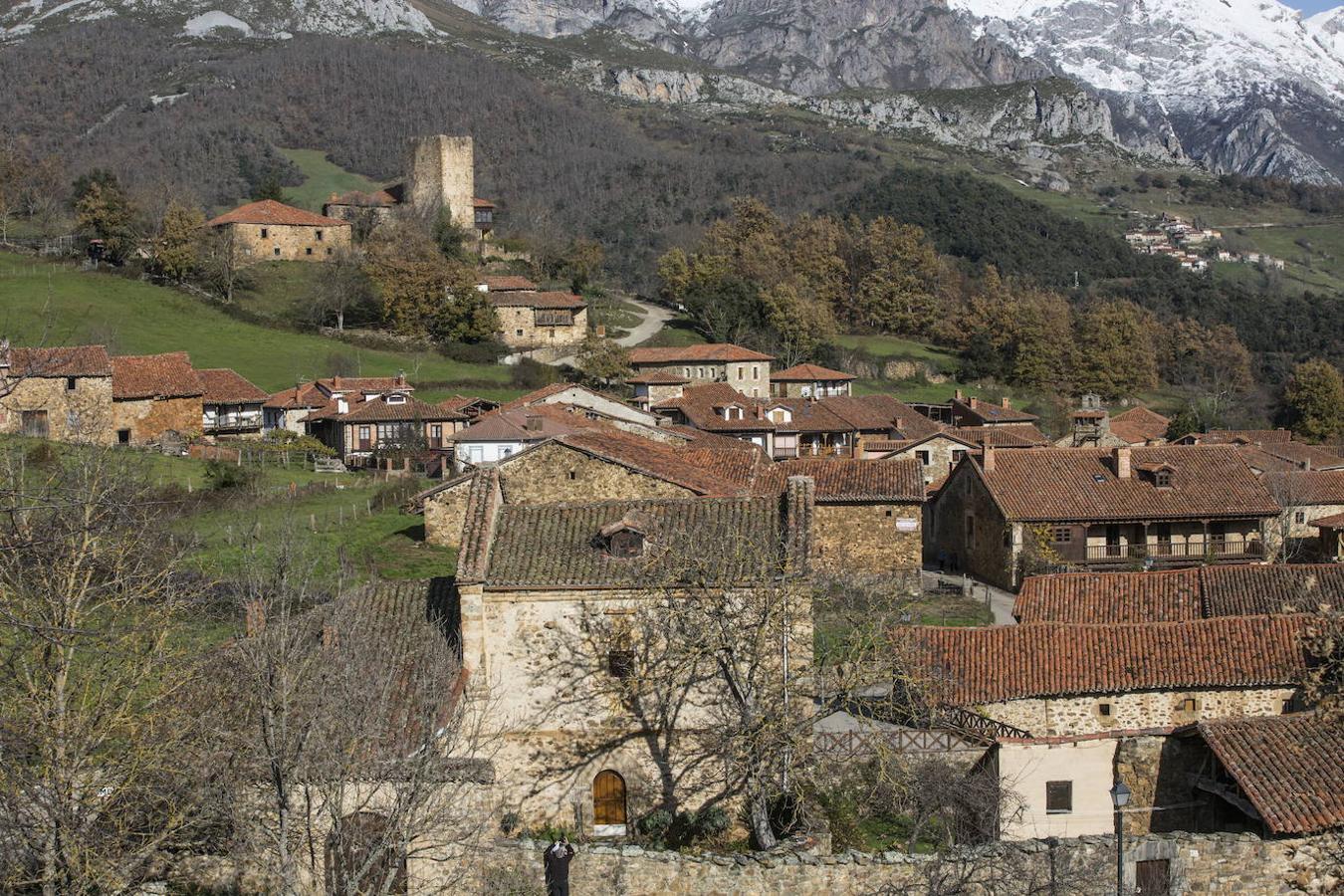 Mogrovejo (Cantabria): Mogrovejo es otro de esos pueblos de montaña de película, que también encontrarás en la comunidad de Cantabria y en el Valle de Liébana. Un lugar ubicado en el municipio Camaleño a solo 10 km de Potes y que fue declarado Bien de interés cultural y conjunto histórico en 1985 y que encontrarás protegido por el macizo de Ándara. Desde él parten varias rutas de senderismo y en su interior también encontrarás numerosos vestigios de su historia como la Torre de Mogrovejo del S.XIII o la Iglesia de Nuestra Señora de la Asunción (del S.XVII), entre otros.