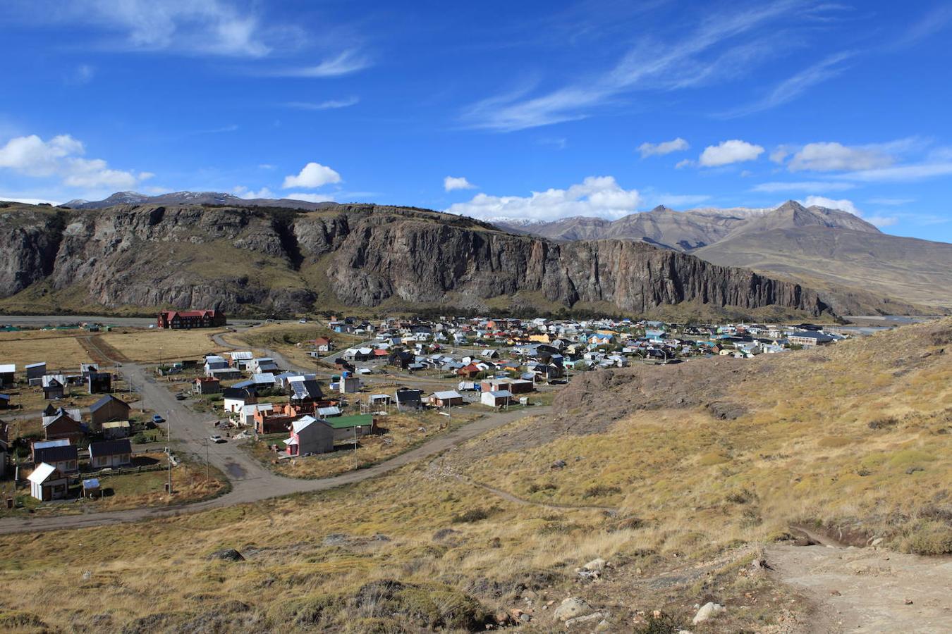 El Chaltén (Argentina): Desde este precioso pueblo argentino, también parten numerosas rutas de senderismo por entornos de naturaleza casi mágicos y por algunos de los parajes más emblemáticos de la Patagonia. Lagos turquesa, bosques profundos, imponentes torres y paredes de roca emergiendo entre glaciares… Todo esto y mucho más es lo que te espera en los alrededores de El Chaltén. Este pueblo ubicado al sur de Argentina, es el punto de partida perfecto para adentrarse en un entorno tan especial como es el Parque Nacional Los Glaciares.