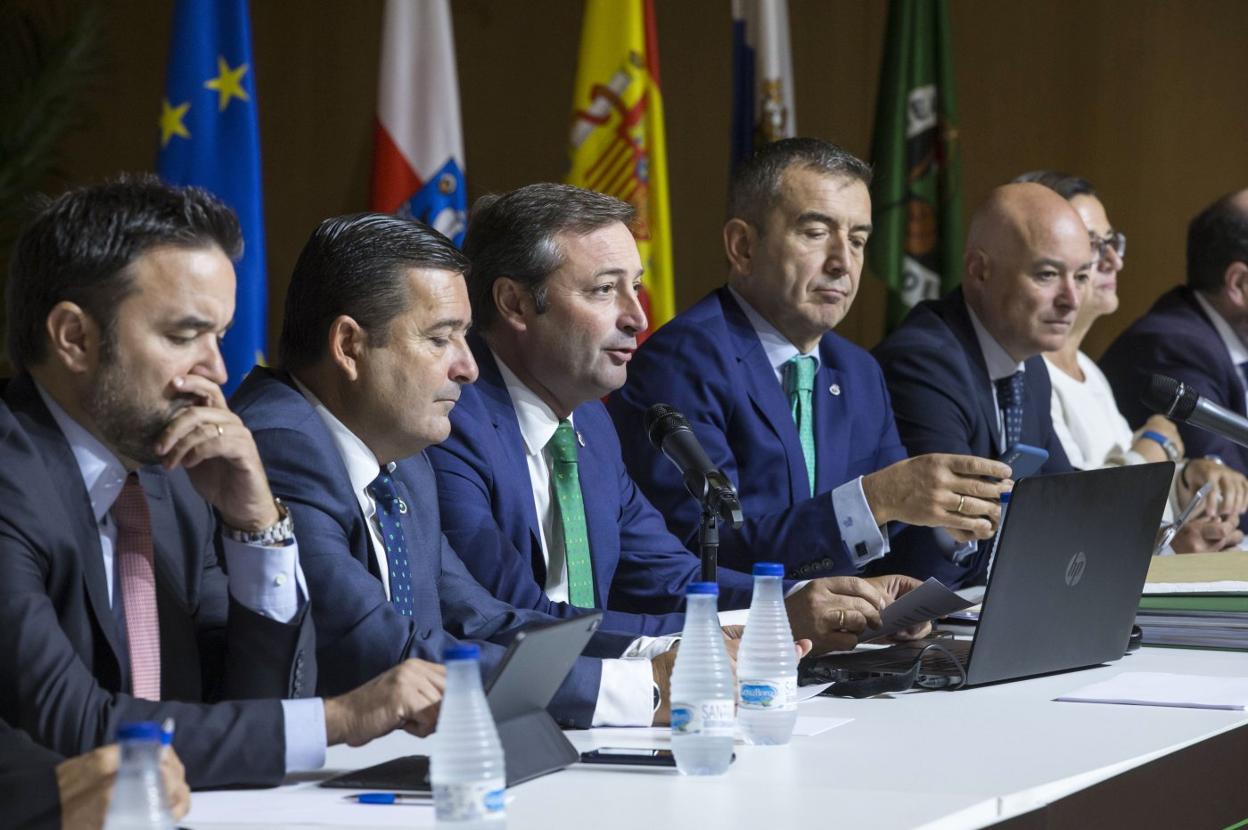 Pedro Ortiz, segundo por la izquierda, y Alfredo Pérez (tercero) durante la celebración de la junta de accionistas de 2019. roberto ruiz