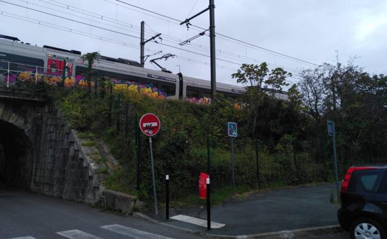 El tren siniestrado en la estación de Ciboure, cerca de San Juan de Luz. /