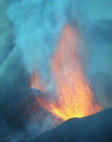 Imagen secundaria 2 - La erupicón del volcán Cumbre Vieja sigue causando el desaojo de varias poblaciones. 