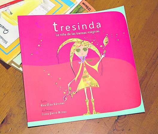 Un ejemplar del cuento 'Tresinda, la niña de las trenzas mágicas', escrito por Eva Díaz, que está a la venta en la librería Gil, de Santander. 