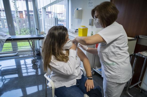 Vacunación simultánea de gripe y covid: una en cada brazo y «totalmente segura»