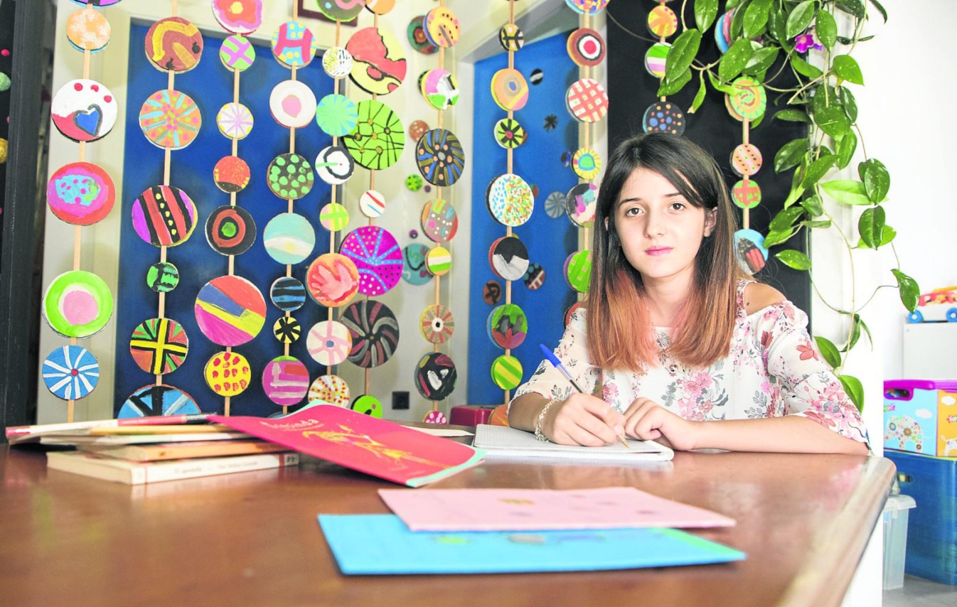 Eva Díaz, sentada en una mesa de trabajo en ELE Equipo La Escuela, en Argomilla.