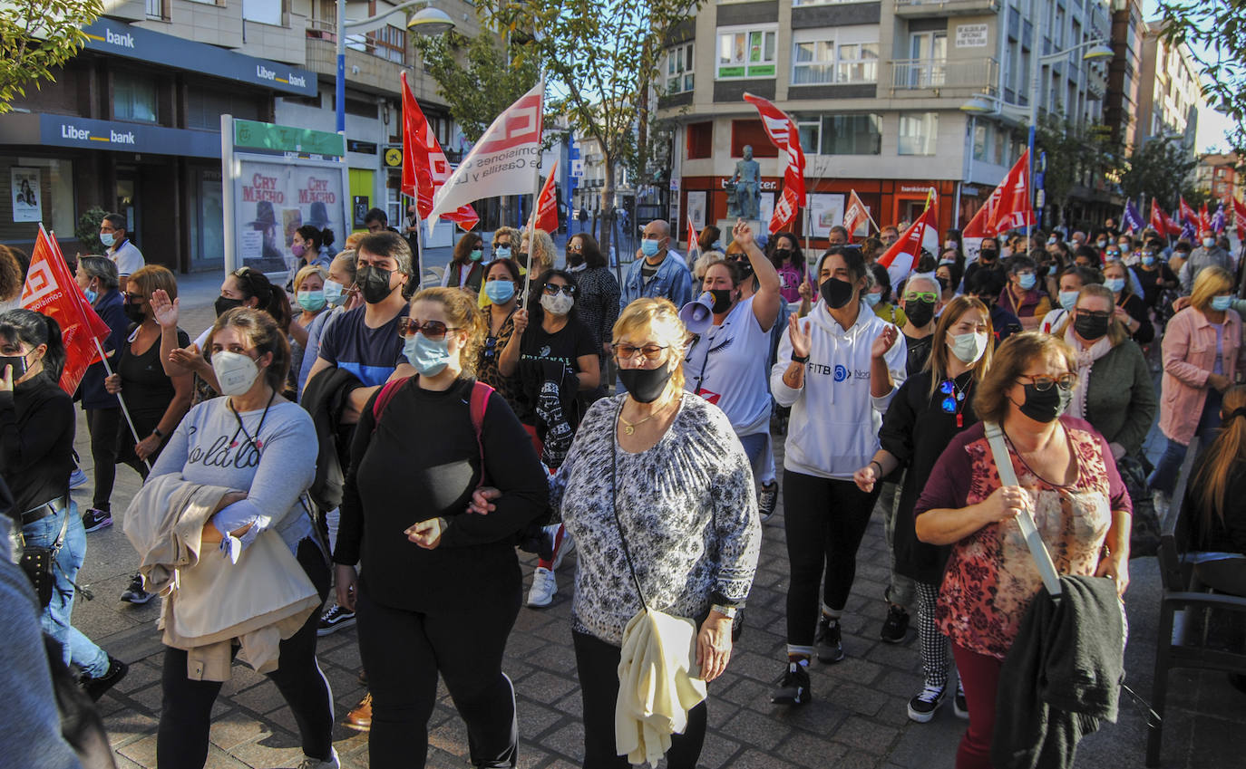 Fotos: Los trabajadores de las conservas de pescado toman las calles de Santoña