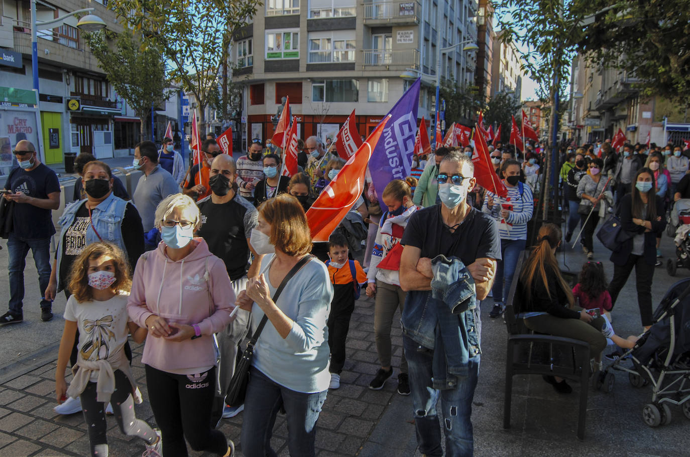 Fotos: Los trabajadores de las conservas de pescado toman las calles de Santoña