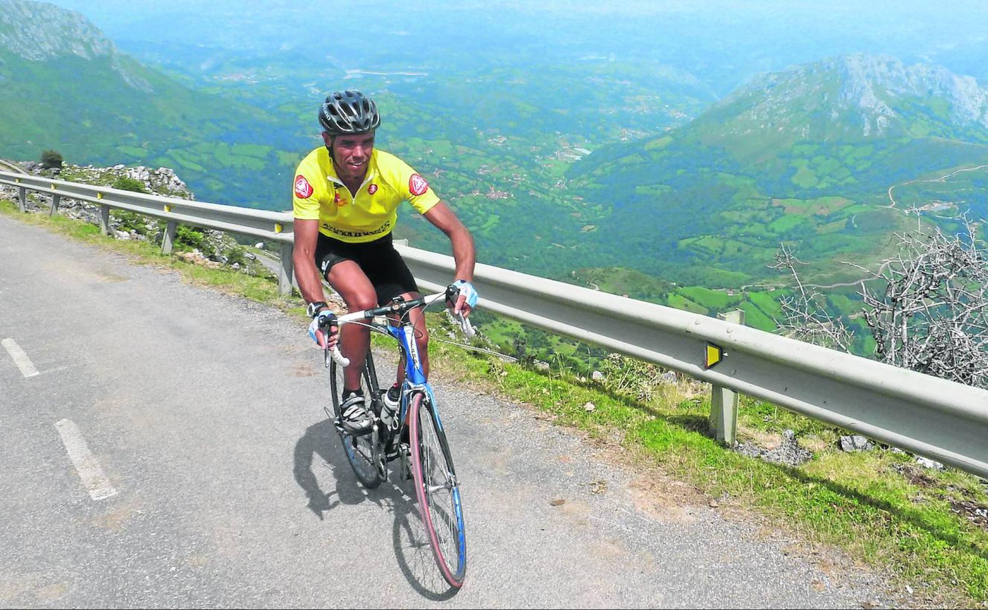 Borja Ortiz en plena ascensión en unos de sus retos en bicicleta por la provincia.