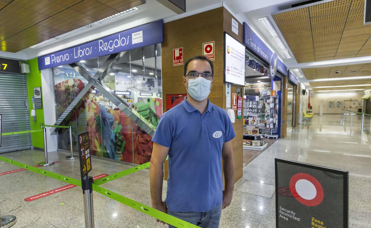 Francisco Molleda, ayer, ante su tienda en el aeropuerto Seve Ballesteros