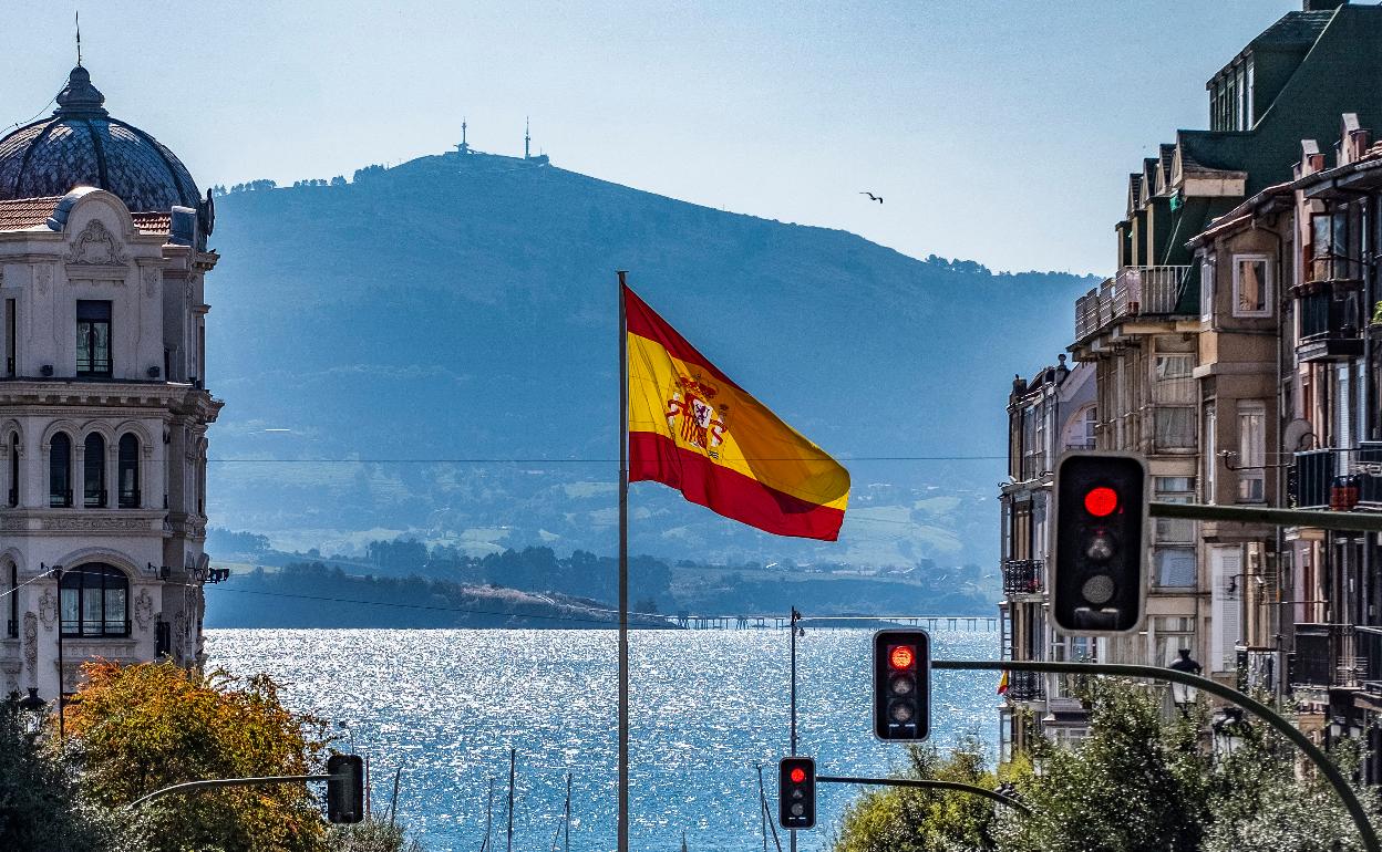 La bandera nacional vuelve a convertirse en una «seña de identidad» de Santander