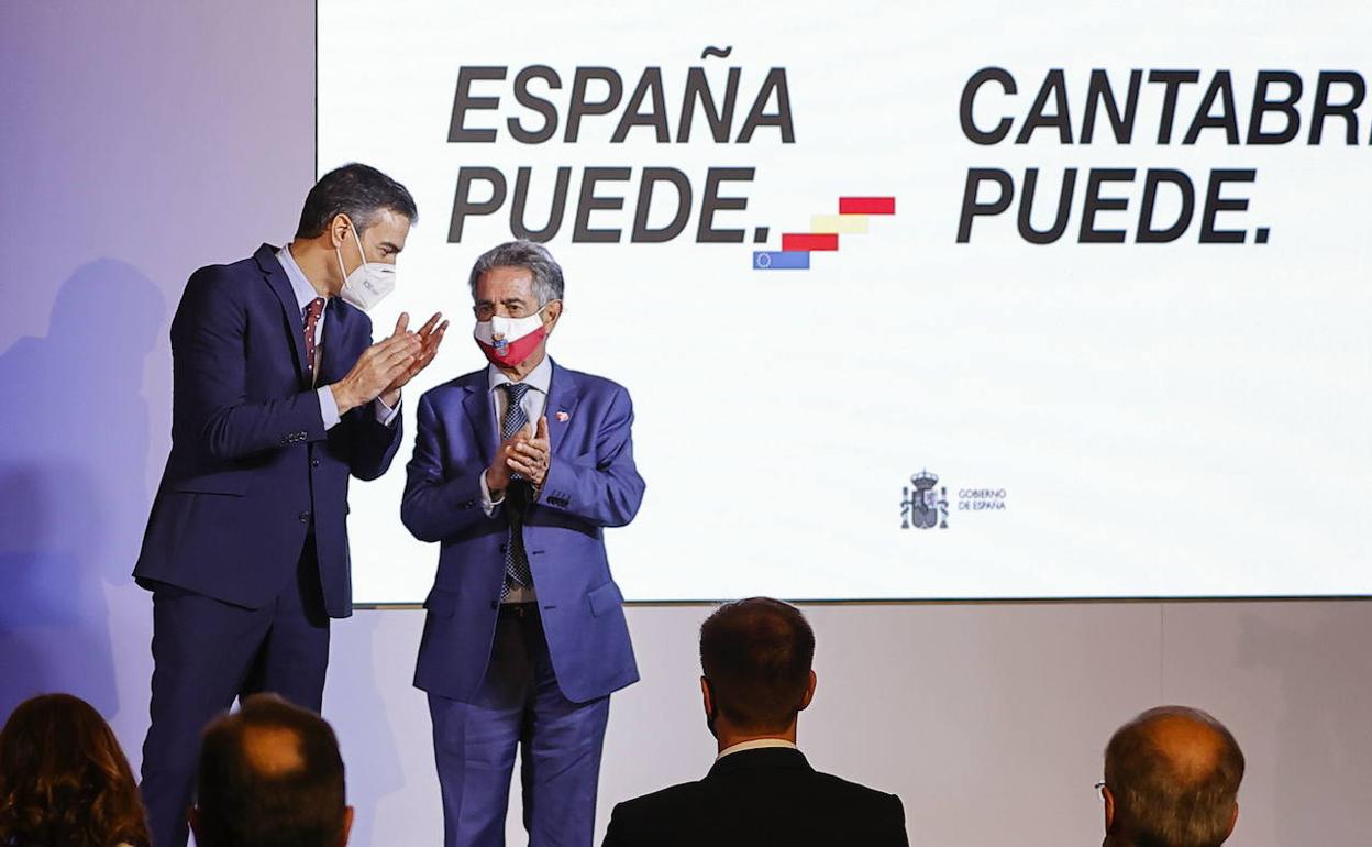 El presidente del Gobierno, Pedro Sánchez, con Miguel Ángel Revilla hace un año en la presentación en Comillas del 'Plan de Recuperación, Transformación y Resiliencia de la Economía'.