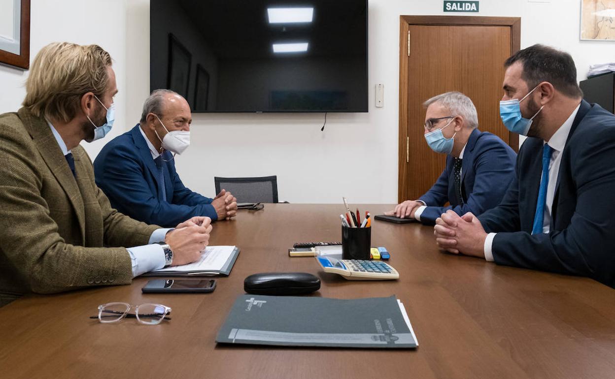 El consejero de Industria y el director general de Transportes y Comunicaciones se han reunido este jueves con miembros de la dirección de Telefónica