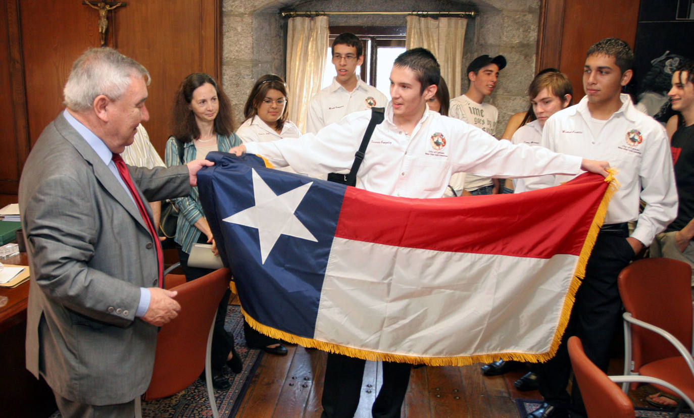 Estudiantes de Laredo (USA) visitaron la villa pejina en 2007, que dio nombre a su ciudad. Los estudiantes tejanos entregaron una bandera al alcalde, Santos Fernández Revolvo.