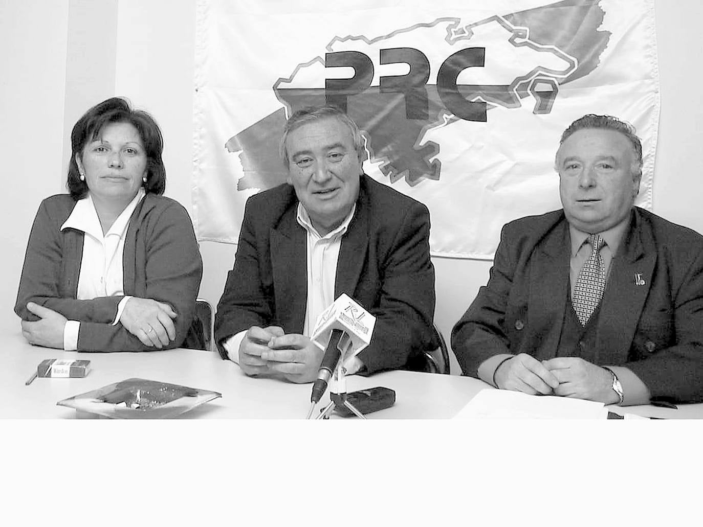 Año 2000. Albertina Rocillo, Santos Fernández Revolvo y Jesús Ruiz Aja, concejales del grupo municipal del Partido Regionalista, PRC, en Laredo.