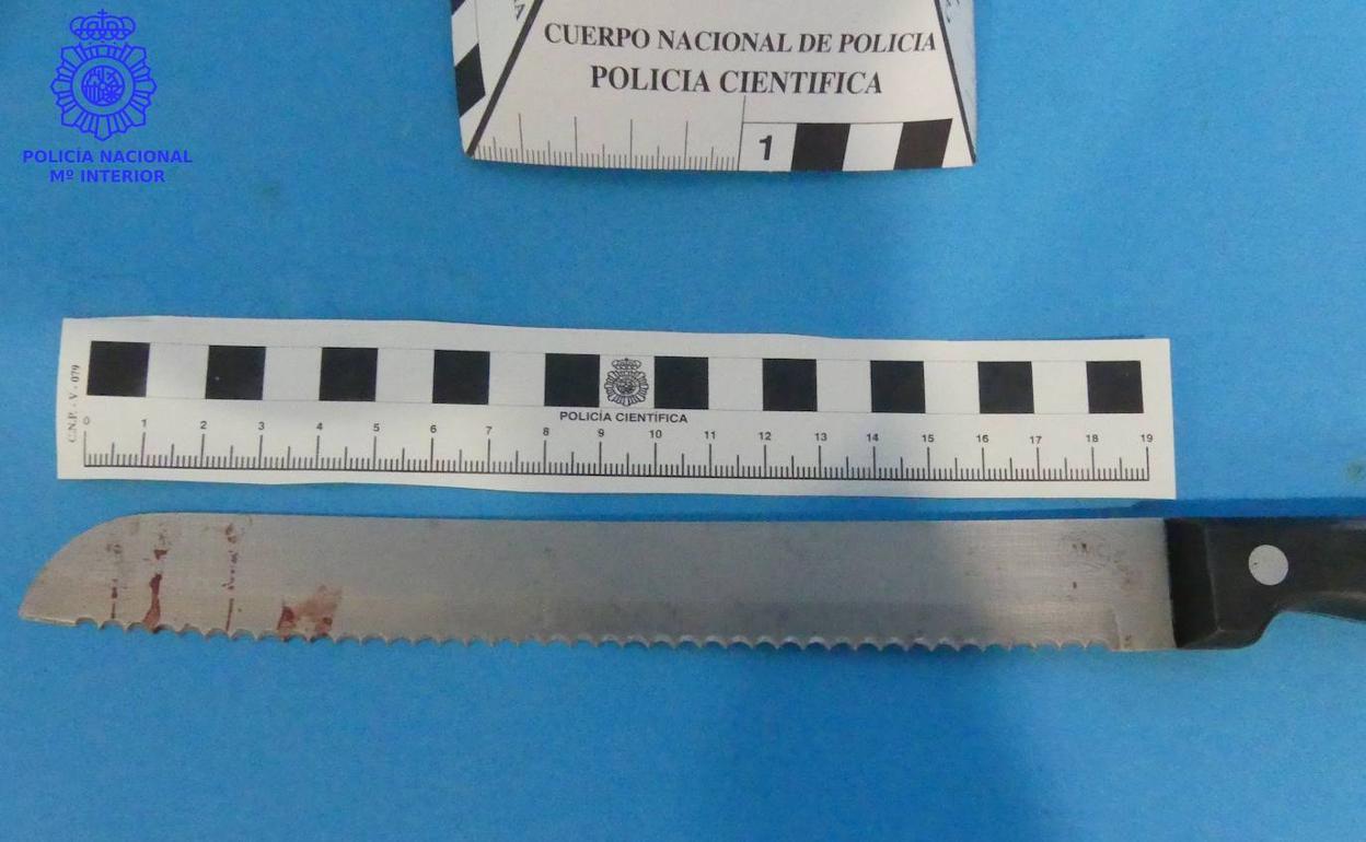Detenido el atracador de un bar de Barreda, que amenazó a la camarera con dos cuchillos y se llevó 500 euros