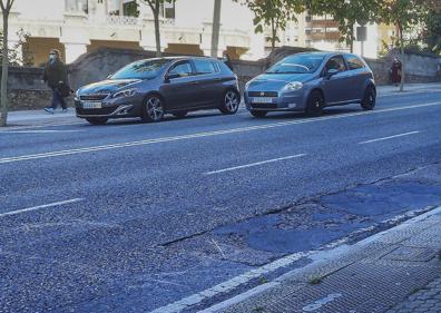 Imagen secundaria 1 - Eloy Rebollar, miembro de la Asociación de Vecinos Pedro Velarde, en las zonas más deterioradas de la calle Jerónimo Sáinz de la Maza.