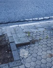 Imagen secundaria 2 - Eloy Rebollar, miembro de la Asociación de Vecinos Pedro Velarde, en las zonas más deterioradas de la calle Jerónimo Sáinz de la Maza.