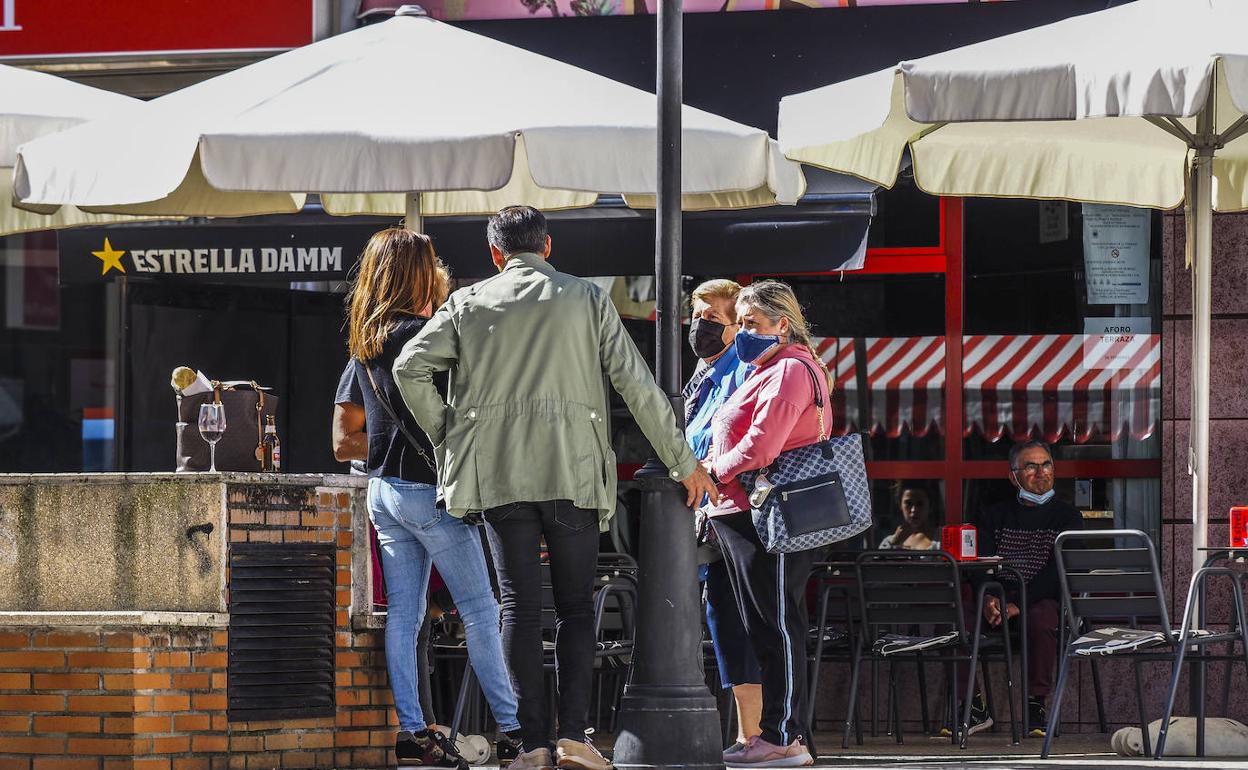 Varias personas, ayer por la mañana, en una terraza de Los Corrales de Buelna.