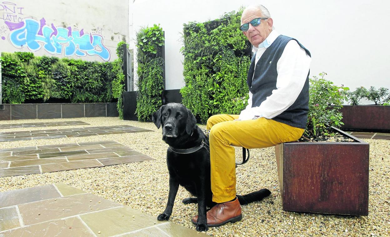 El empresario Javier Peña Ruiz-Capillas posa con su perro-guía, Zyfa, una magnífica labradora azabache. 