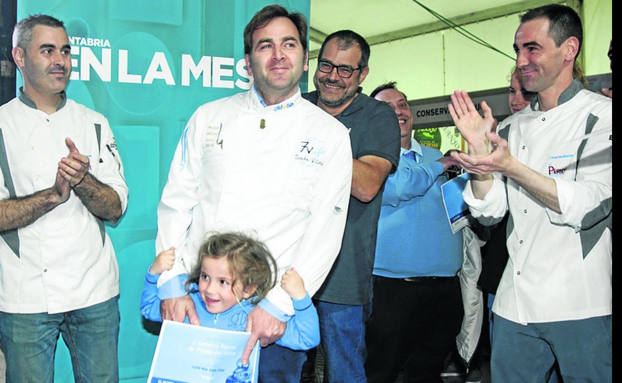 Entrega de premios en la primera edición que tuvo lugar en 2019. En el centro, Sebastián Larralde, con su hija, celebrando el triunfo. 