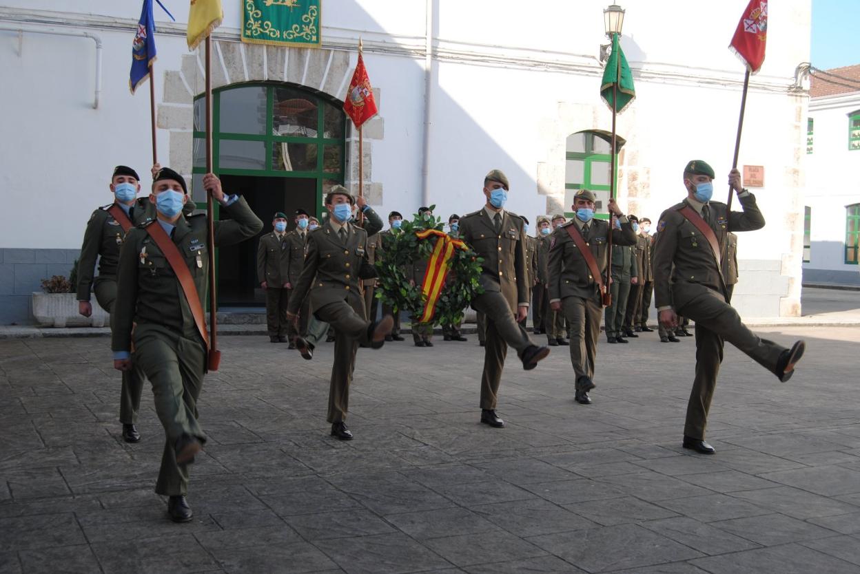 Homenaje a los compañeros caídos por España durante el acto militar. 