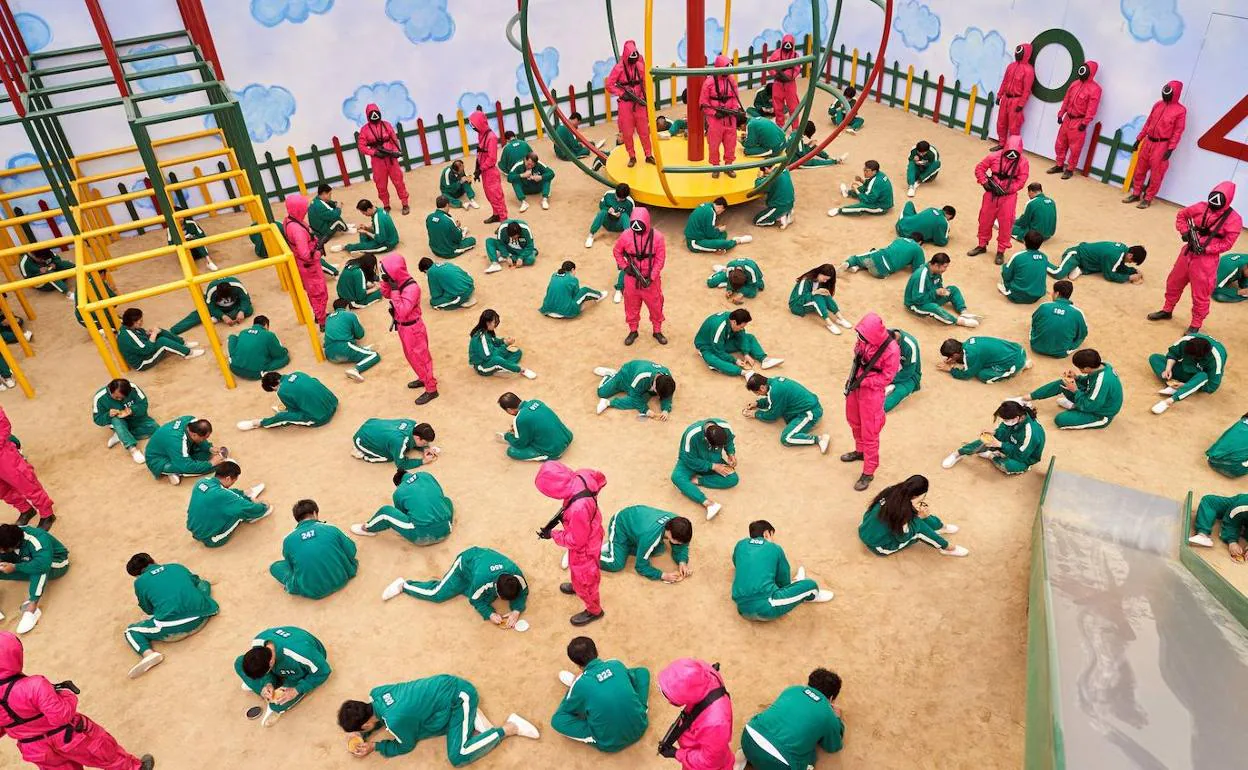 En la serie, los personajes enmascarados de rojo se encargan de matar a los jugadores que pierden, en un entorno infantil.