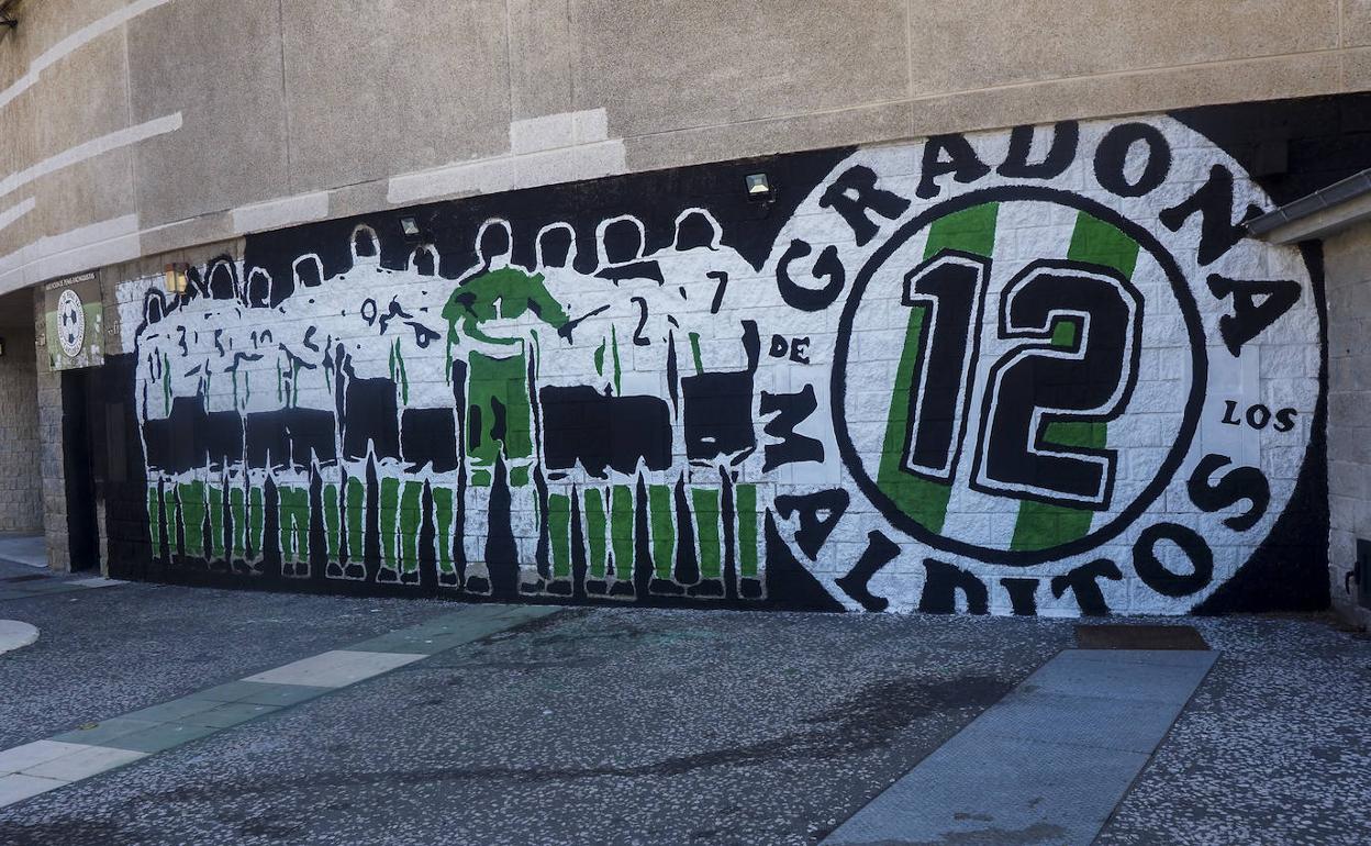 Así lucía ayer la fachada de los Campos de Sport