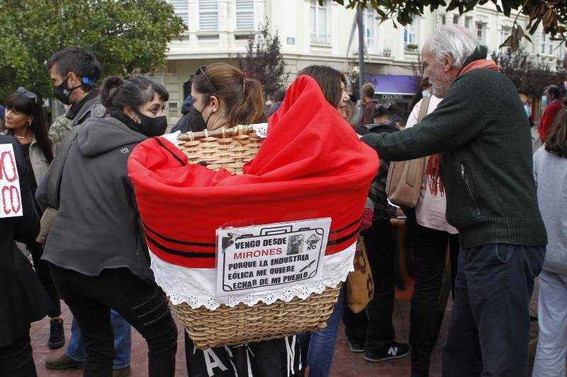 Fotos: Concentración y manifestación contra los eólicos