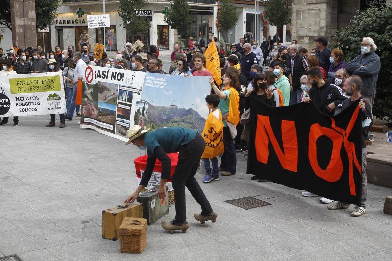 Fotos: Concentración y manifestación contra los eólicos