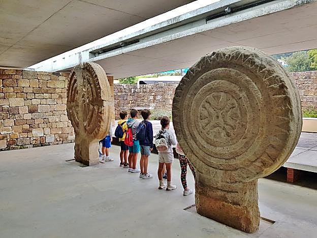 Las visitas guiadas por Los Corrales abren el Parque de las Estelas