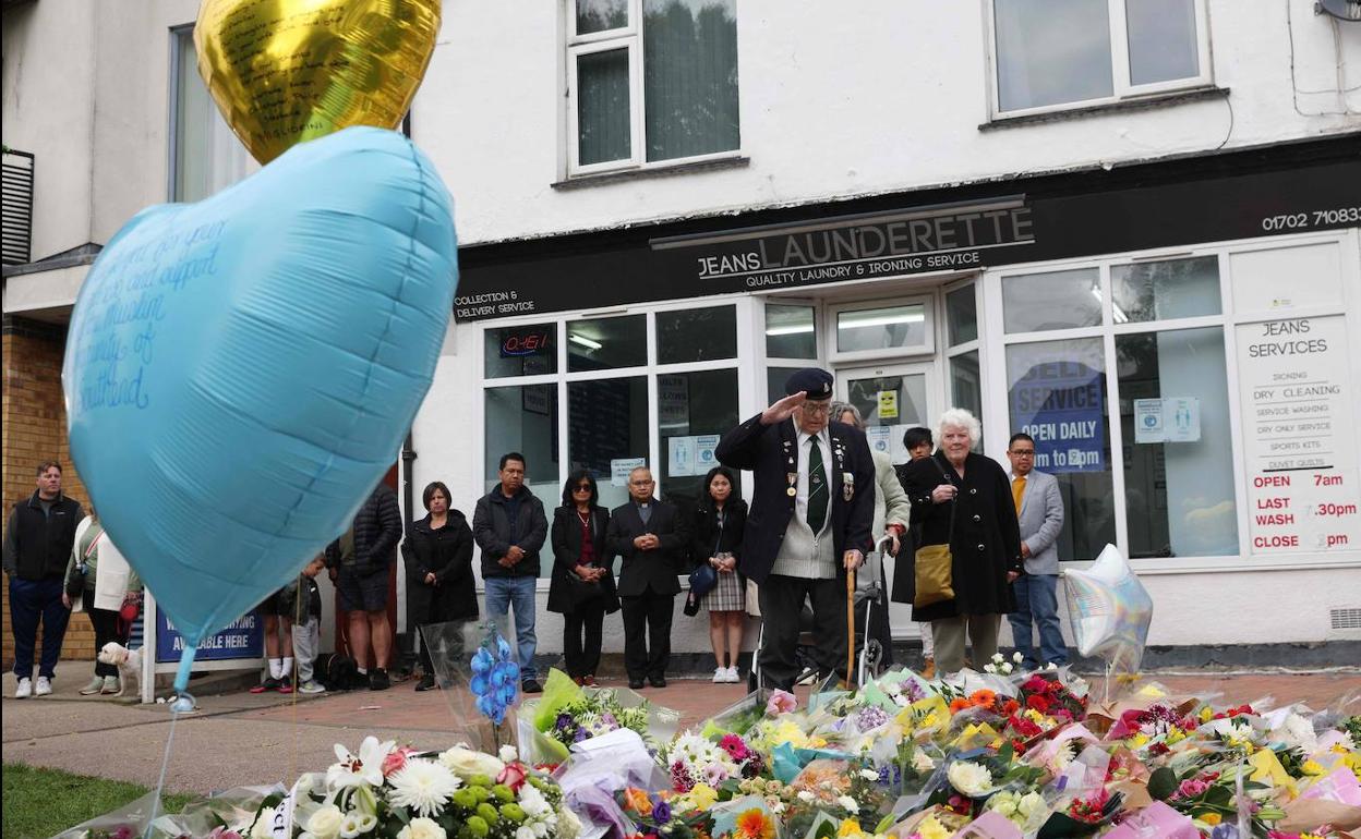 Un veterano saluda ante los ramos depositados en el lugar del crimen, en Leigh-on-Sea. 