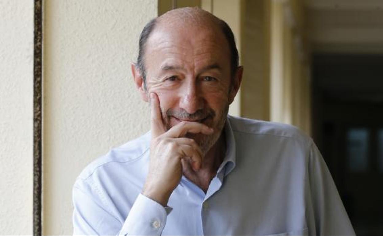 Emotivo homenaje a Rubalcaba en el 40 Congreso: «En los malos y en los buenos momentos, supo dónde debía estar»