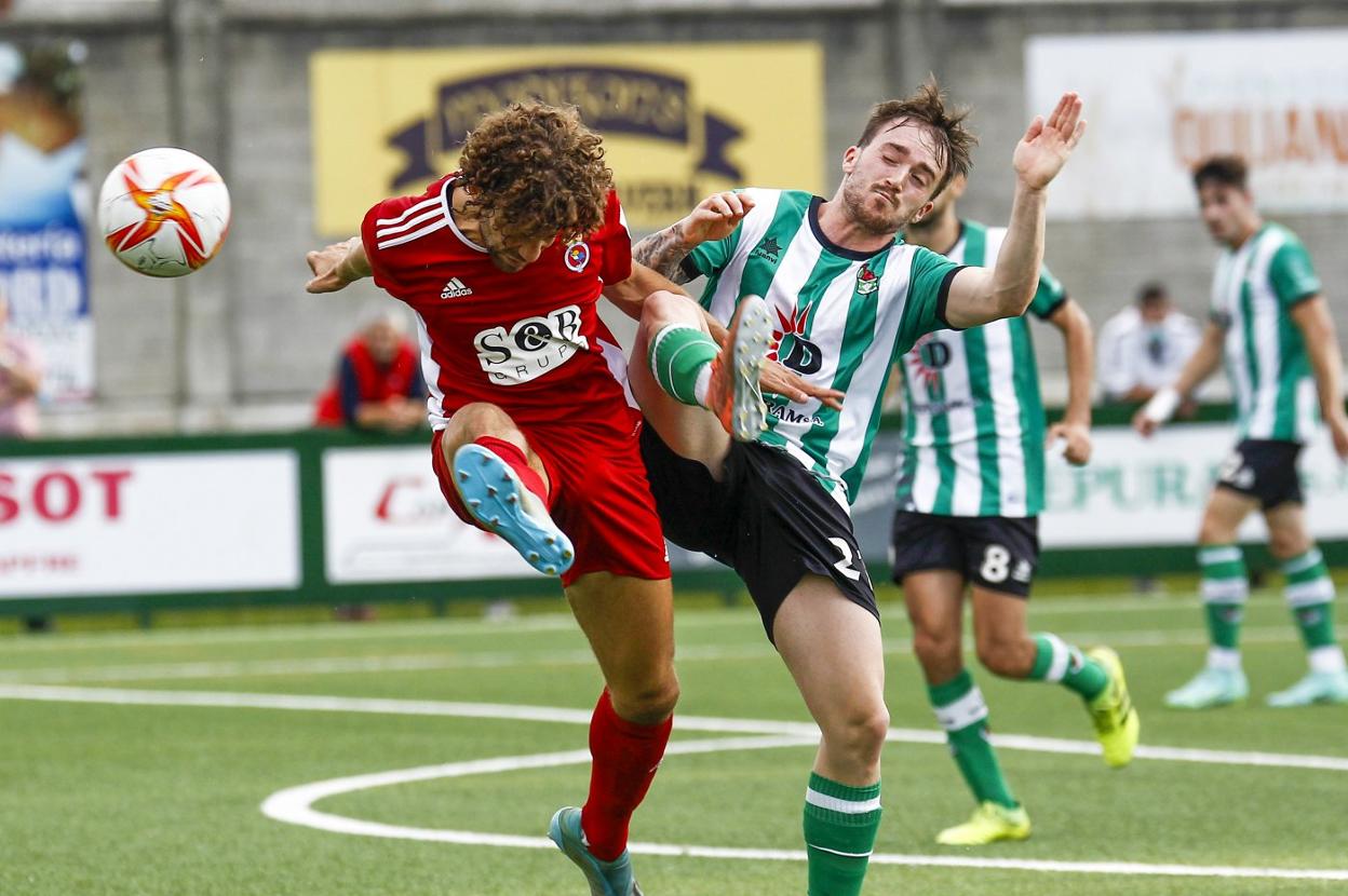 Luis Alberto, de la Gimnástica, cae tras rematar de cabeza junto a Kevin García, del Vimenor. luis palomeque