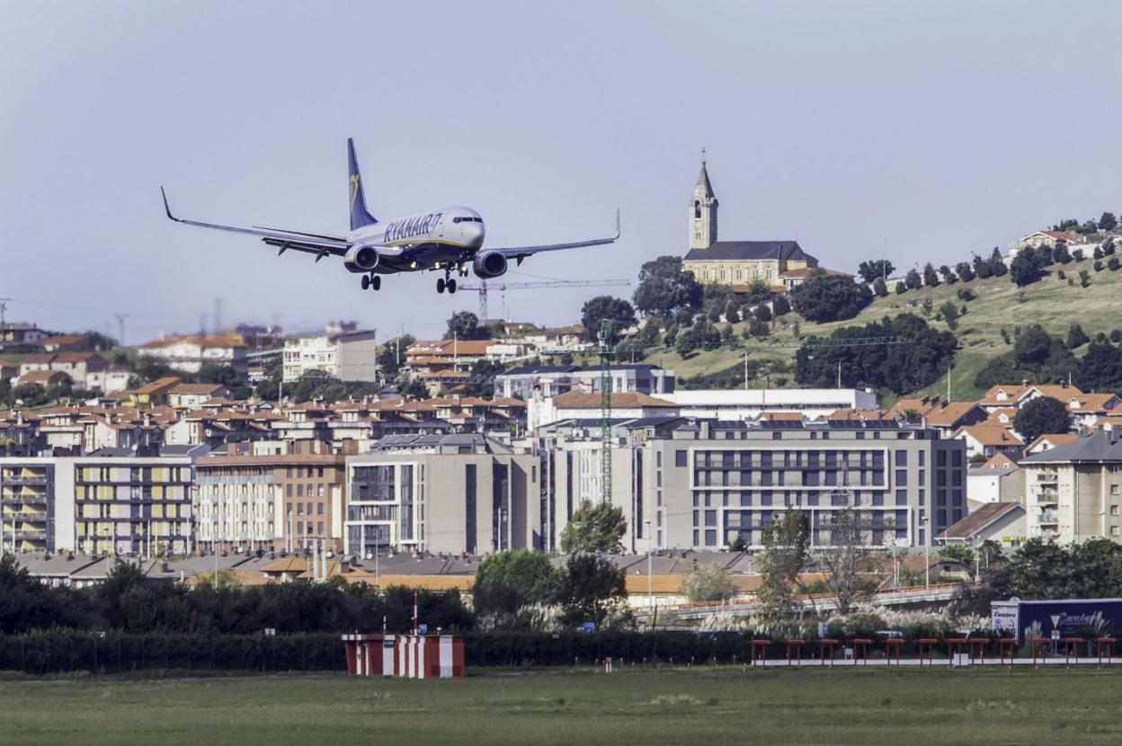 Un avión de Ryanair, a punto de aterrizar en el Seve Ballesteros. 